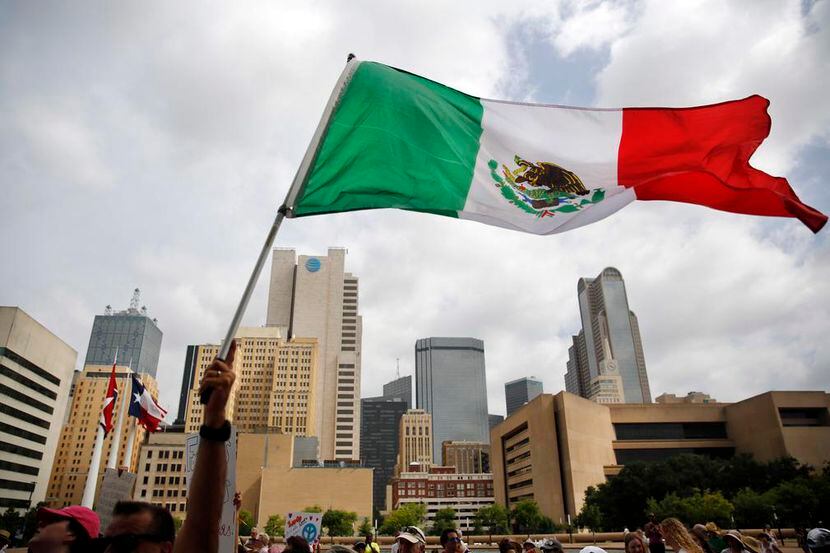 La población de mexicanos indocumentados ha descendido y por primera vez ya no es la...