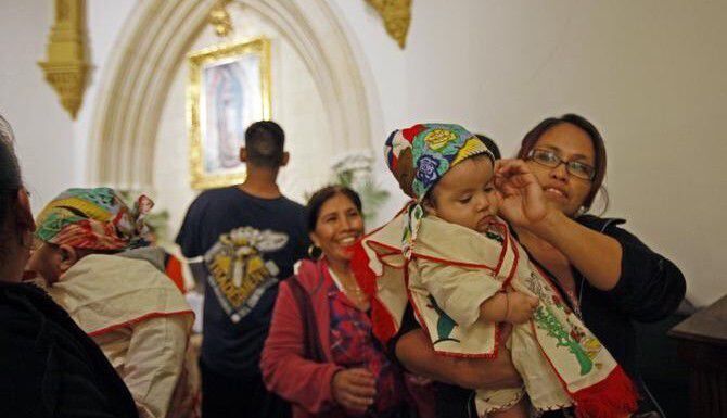 
				Susana Martínez vistió a su hijo Matthew de San Juan Diego durante una de las misas en...