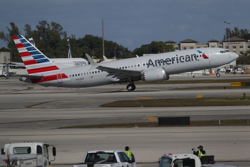 American Airlines suspendió temporalmente la venta de alcohol en sus vuelos que salen y...