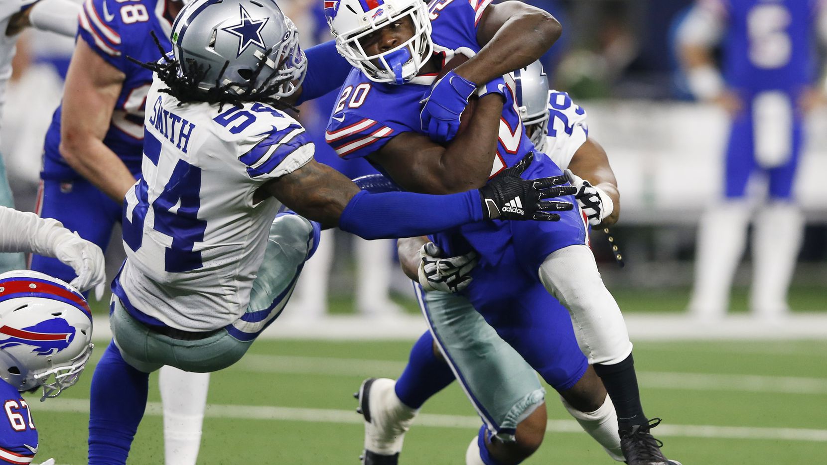 El linbacker de los Dallas Cowboys, Jaylon Smith (54), taclea a un jugador de los Bills de Buffalo en un partido celebrado el  28 de noviembre de 2019, en el AT&T Stadium de Arlington.