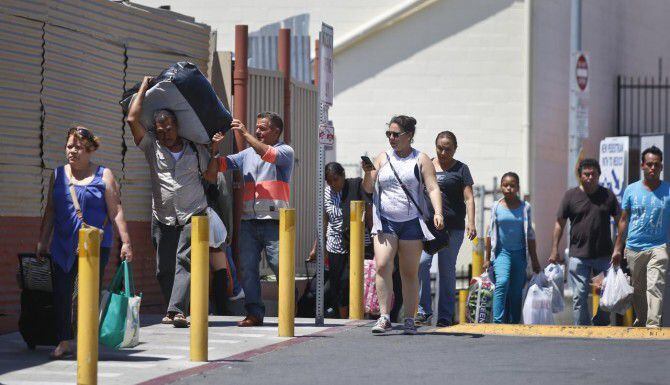 Un grupo de peatones se alista para cruzar de San Diego a Tijuana. Autoridades han creado...