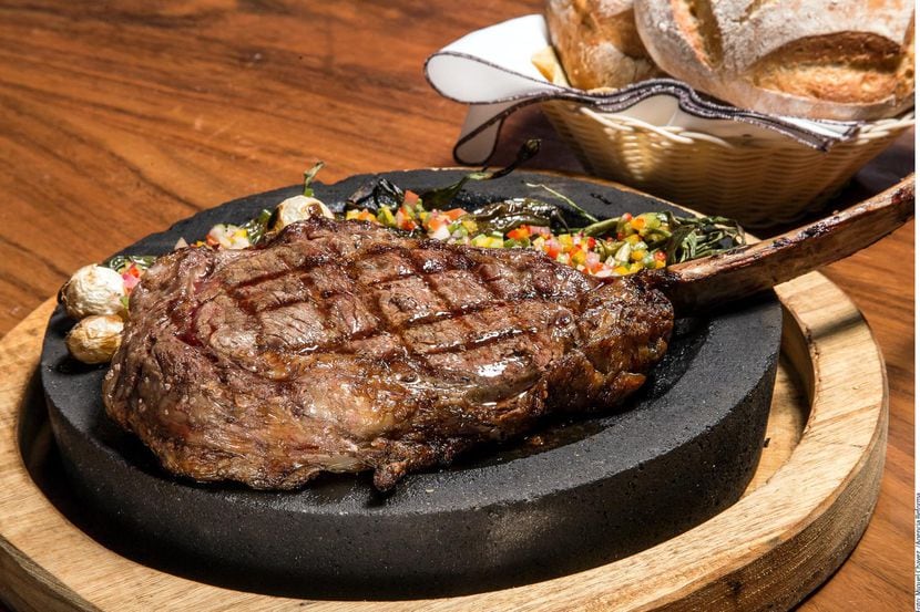 El Tomahawk Steak. Posiblemente es el mejor bistec del mundo.(AGENCIA REFORMA)
