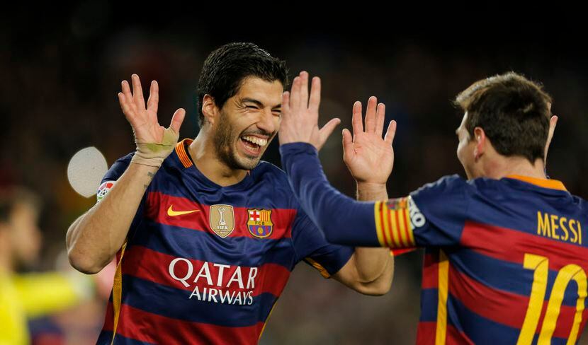 Luis Suárez celebra uno de sus tantos con su compañero en el Barcelona Lionel Messi. / Foto AP