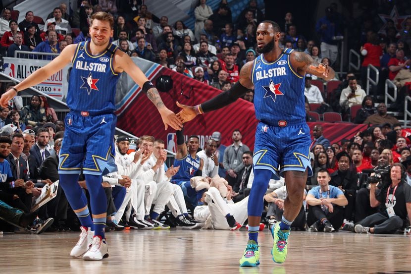 Luka Doncic (izq) y LeBron James se felicitan durante el Juego de Estrellas de la NBA que se...