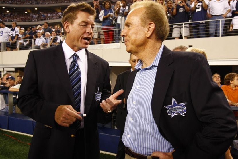 Los exmariscales de los Cowboys de Dallas, Troy Aikman (izq) y Roger Staubach, conversan...