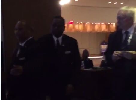 Jerry Jones fue confrontado por manifestantes de Black Lives Matter en un hotel en Nueva...