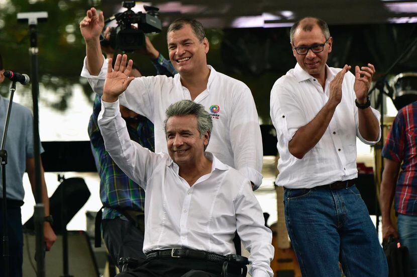 Lenin Moreno (centro), el candidato oficialista en Ecuador, saluda con Rafael Correa (izq),...