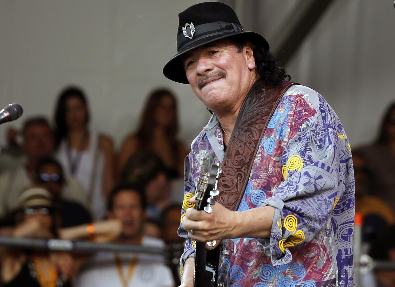 El legendario guitarrista mexicano Carlos Santana se desmayó en el escenario, mientras...