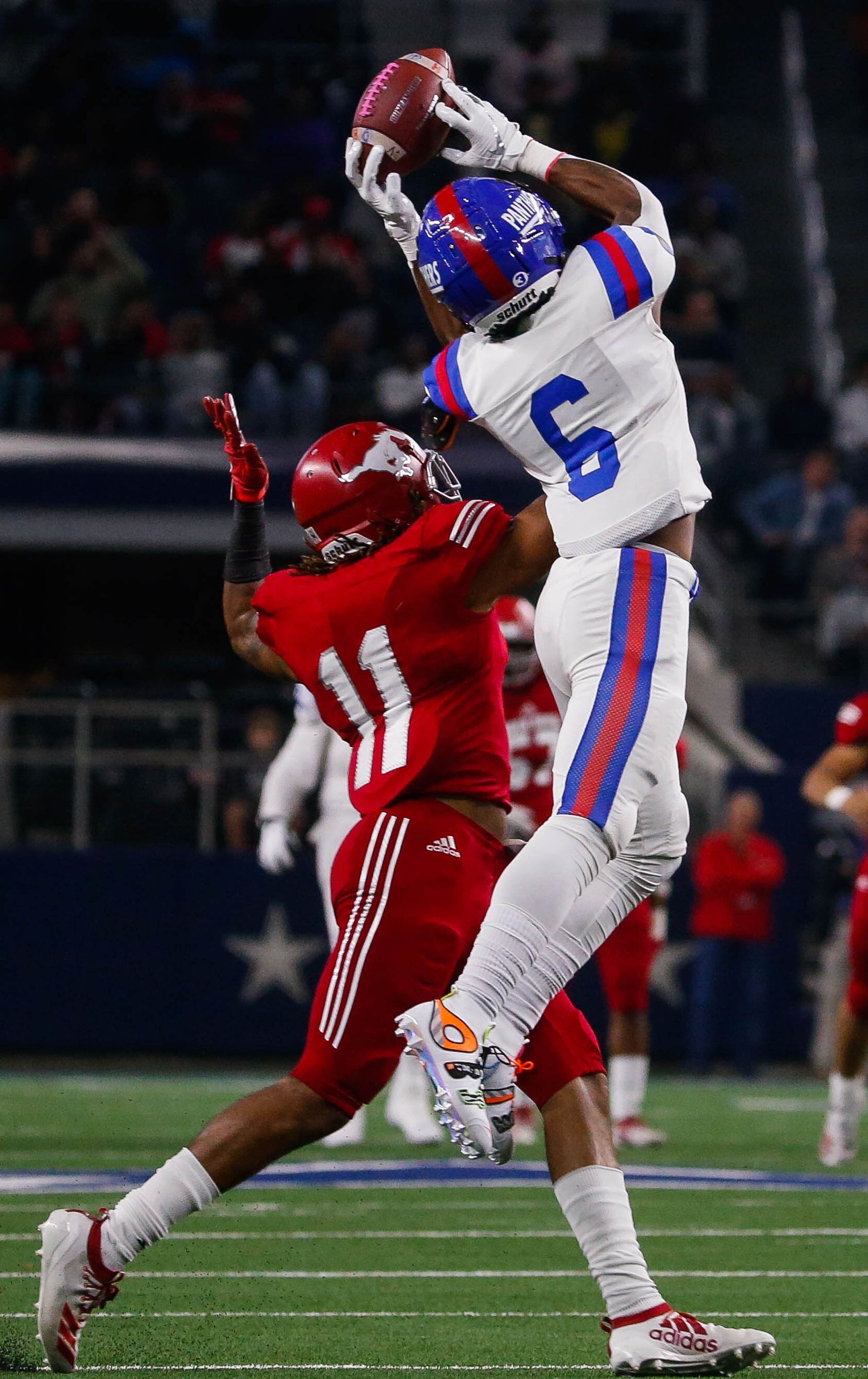Duncanville's Chris Parson (14) pass complete to Marquelan Crowell (6) for 34 yards in the...