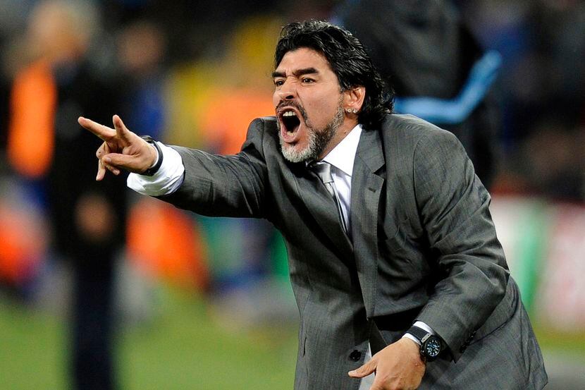 ARCHIVO – En esta foto de archivo del 27 de junio de 2010, Diego Armando Maradona, entonces...
