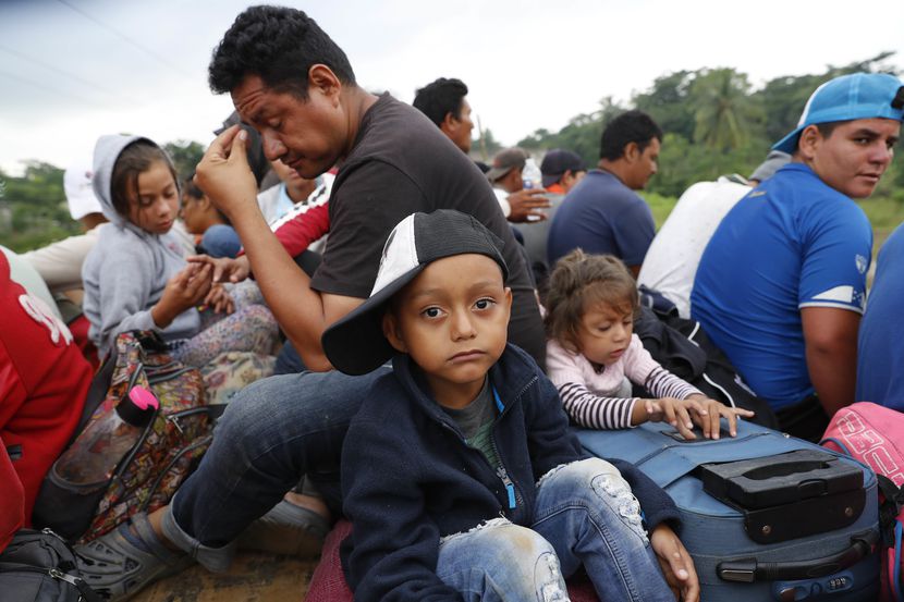 En esta fotografía de archivo se ve a niños viajando con una caravana de migrantes de...