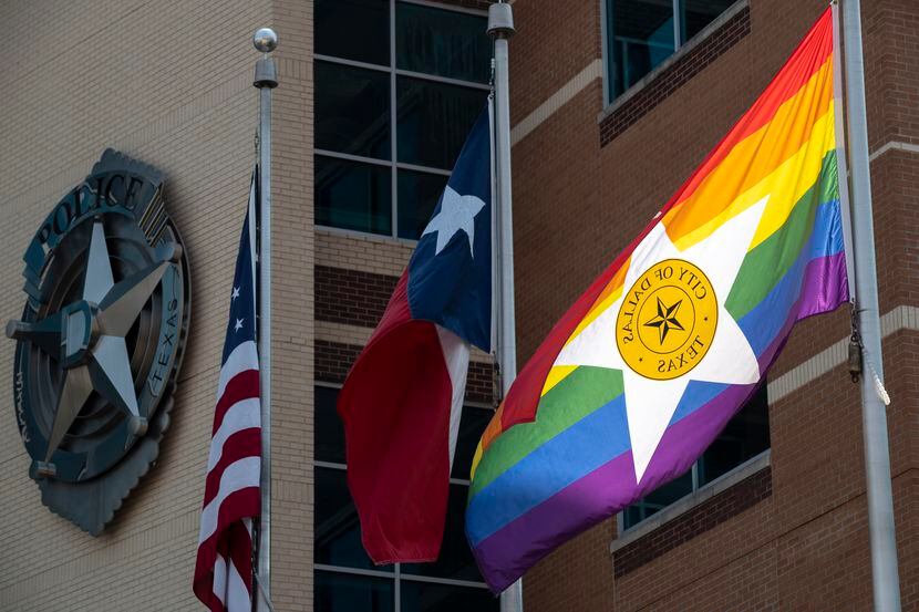 La bandera del orgullo gay ondeando afuera del edificio del Departamento de la Policía de...