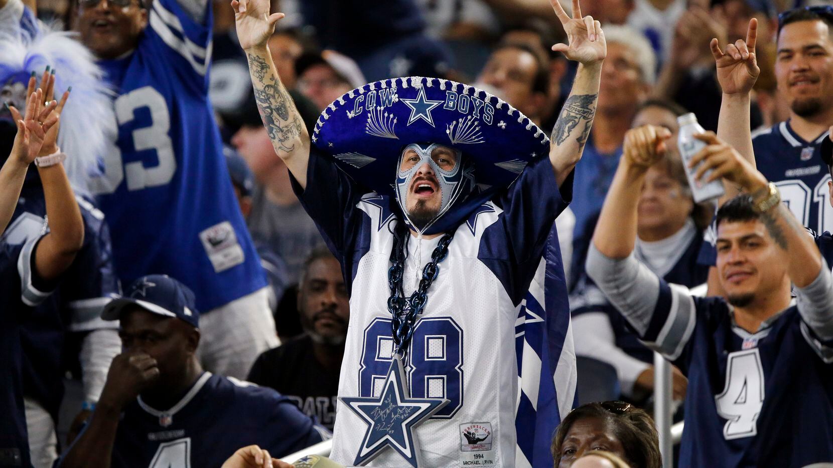 Fans de los Cowboys de Dallas celebran el inicio del partido entre su equipo y los Rams de Los Ángeles, el 15 de diciembre en el AT&T Stadium.