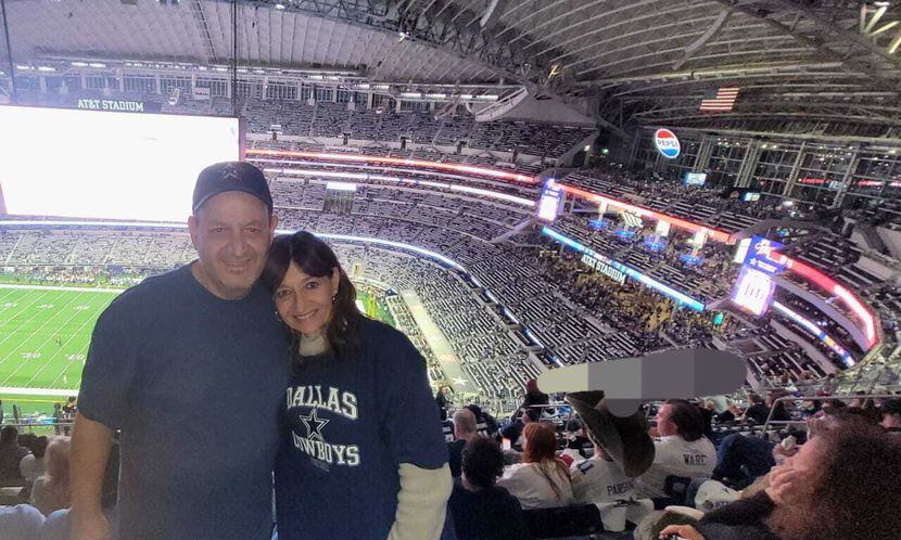 Marcos Chicurel y su esposa Mónica viajaron de Ciudad de México a AT&T Stadium para ver el...