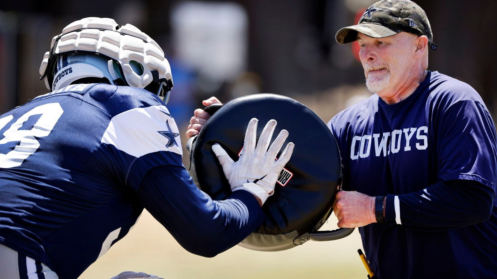 El coordinador defensivo de los Cowboys de Dallas, Dan Quinn, trabaja con el tackle Quinton...