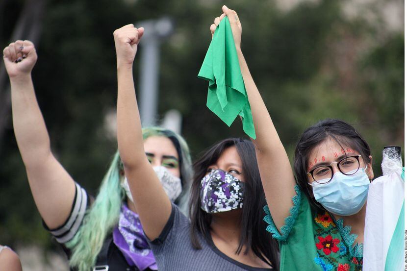 En esta fotografía de archivo sin fecha, mujeres protestan a favor del derecho a abortar en...