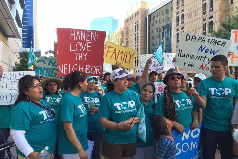 Alrededor de 70 personas fueron a protestar en Fort Worth en contra del juez Andrew Hanen,...
