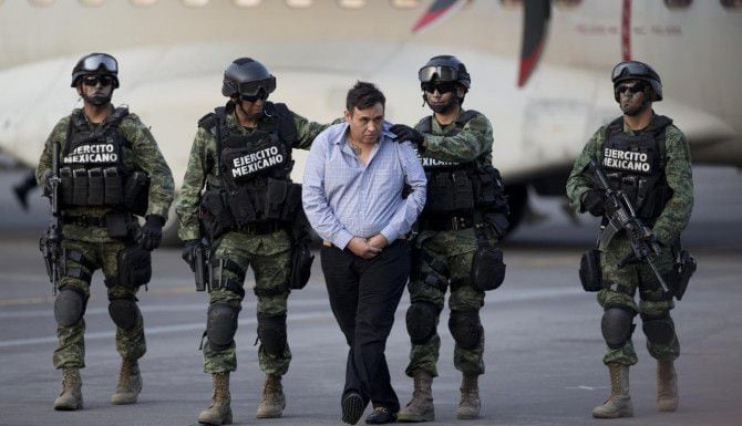 Soldados escoltan a Omar Treviño Morales, el “Z-42”, y presunto líder de Los Zetas. Con su...