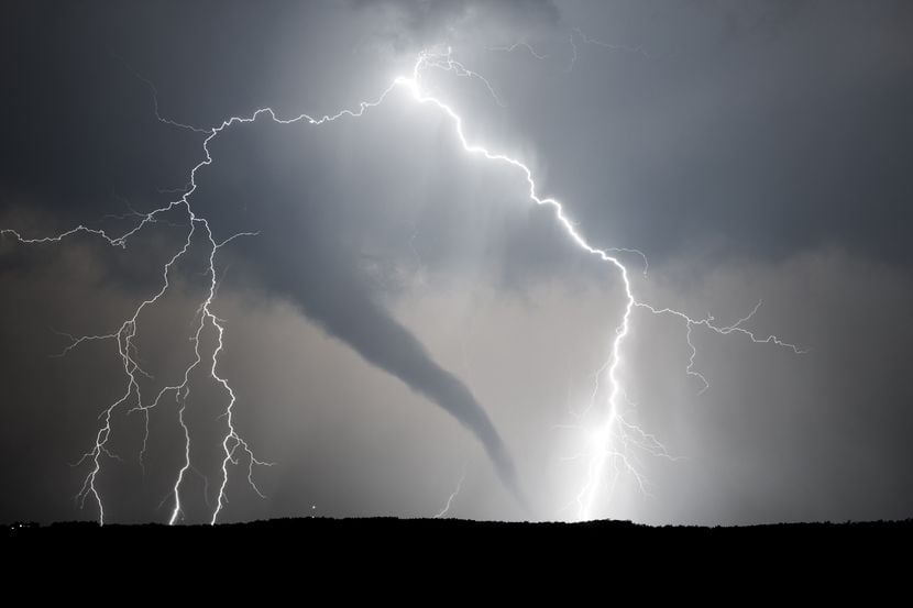En la Vigilancia por tornado hay que estar preparado; cuando hay un Aviso, tome refugio.