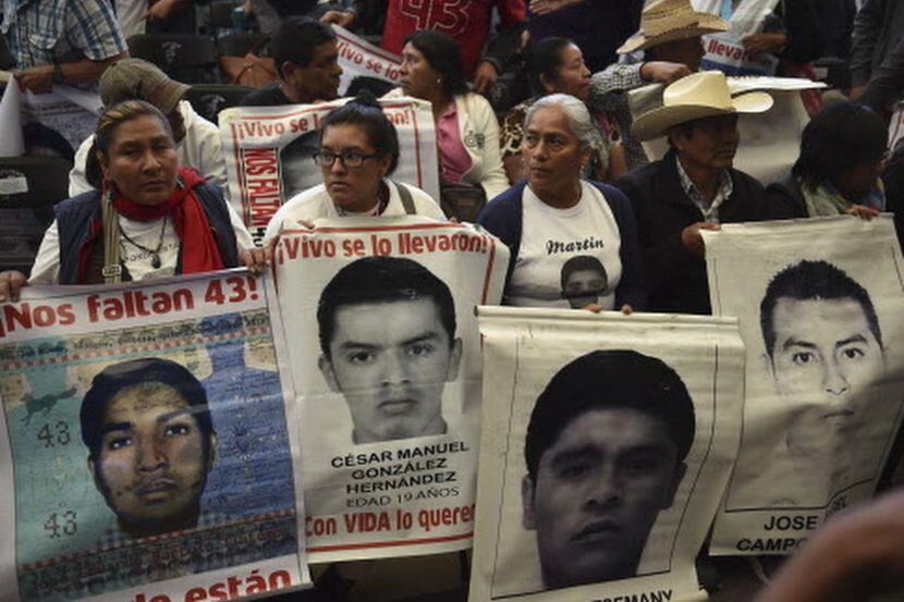 Familiares y de los 43 desaparecidos de Ayotzinapa durante la lectura del reporte del grupo...
