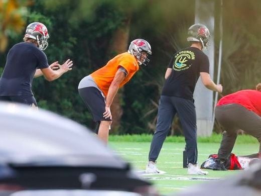 Imagen capta a Tom Brady entrenando con jugadores de los Buccaneers en una escuela secundaria de Tampa Bay, el 19 de mayo de 2020.