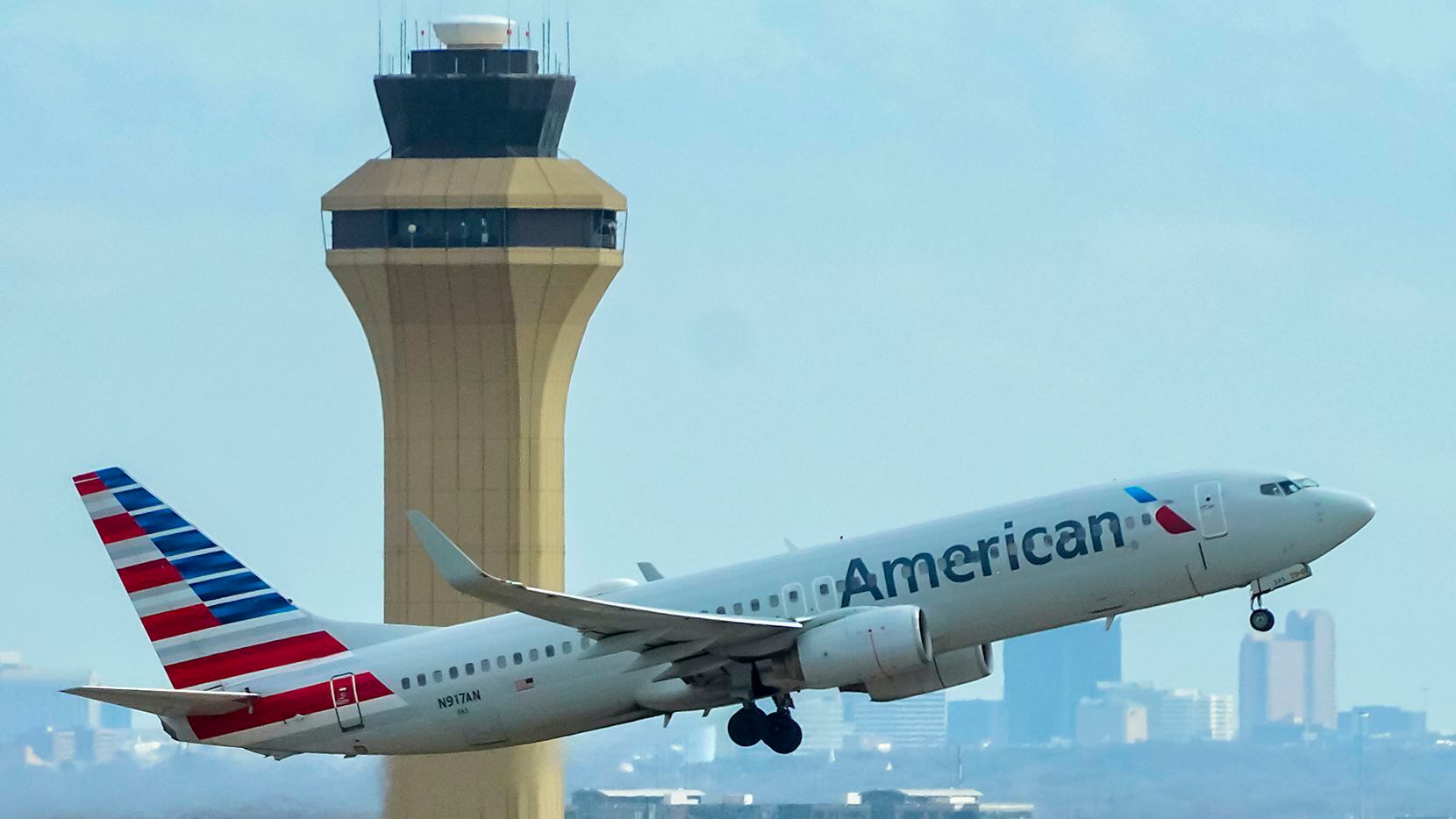 Un avión 737-800 de American Airlines despega en el Aeropuerto Internacional de Dallas Fort...
