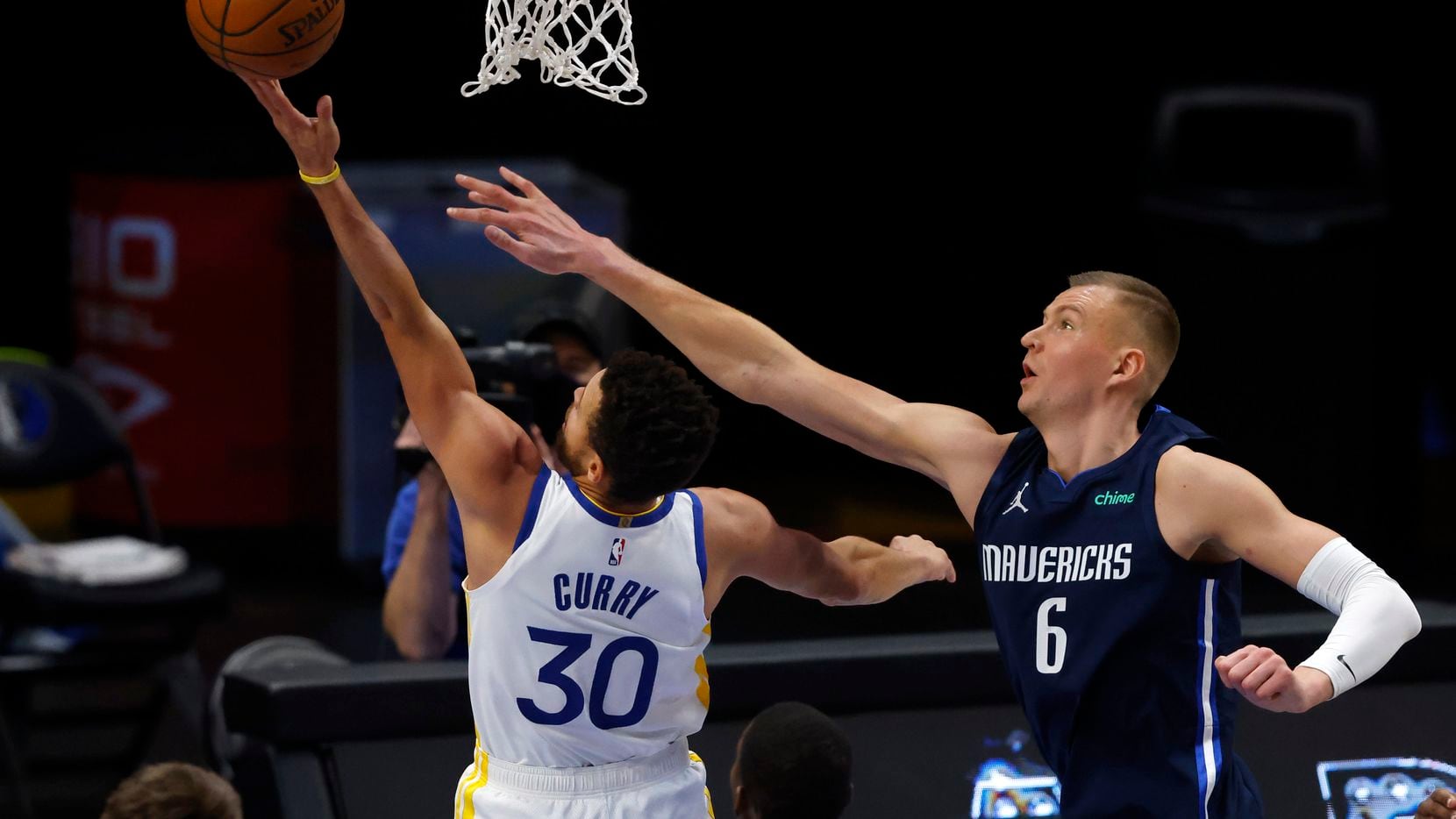 Golden State Warriors guard Stephen Curry (30) attempts a shot in front of Dallas Mavericks...