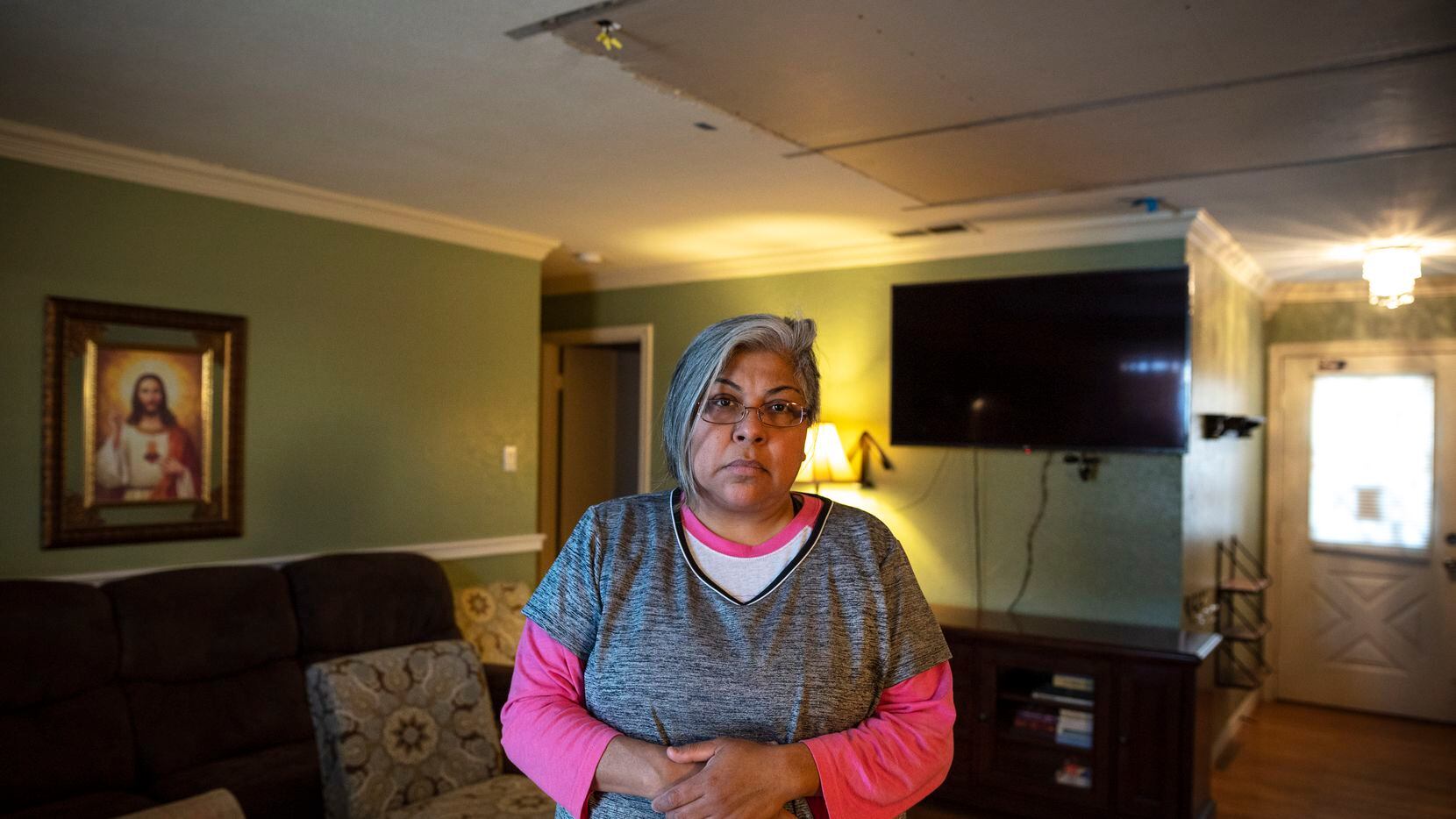 A Irasema Cantú se le derrumbó parte del techo de su sala por una tubería rota que corría por el techo. Para mitigar el daño, ella y su familia taparon el agujero de forma temporal, hasta que puedan repararlo. El presupuesto de las reparaciones por los daños a su casa es de entre $7,000 y $8,000.