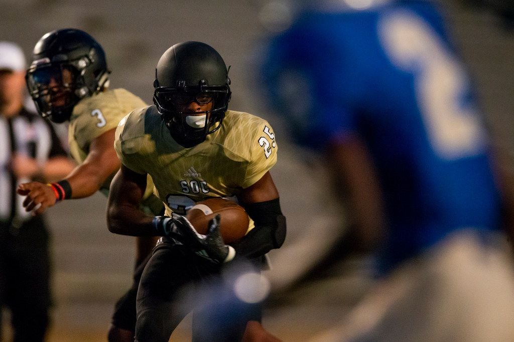 South Oak Cliff running back Camren Davis (25) carries the ball in the first half of a football game between South Oak Cliff and Conrad at Couch Field in Addison, Texas on Thursday, October 11, 2018. (Shaban Athuman/The Dallas Morning News)
