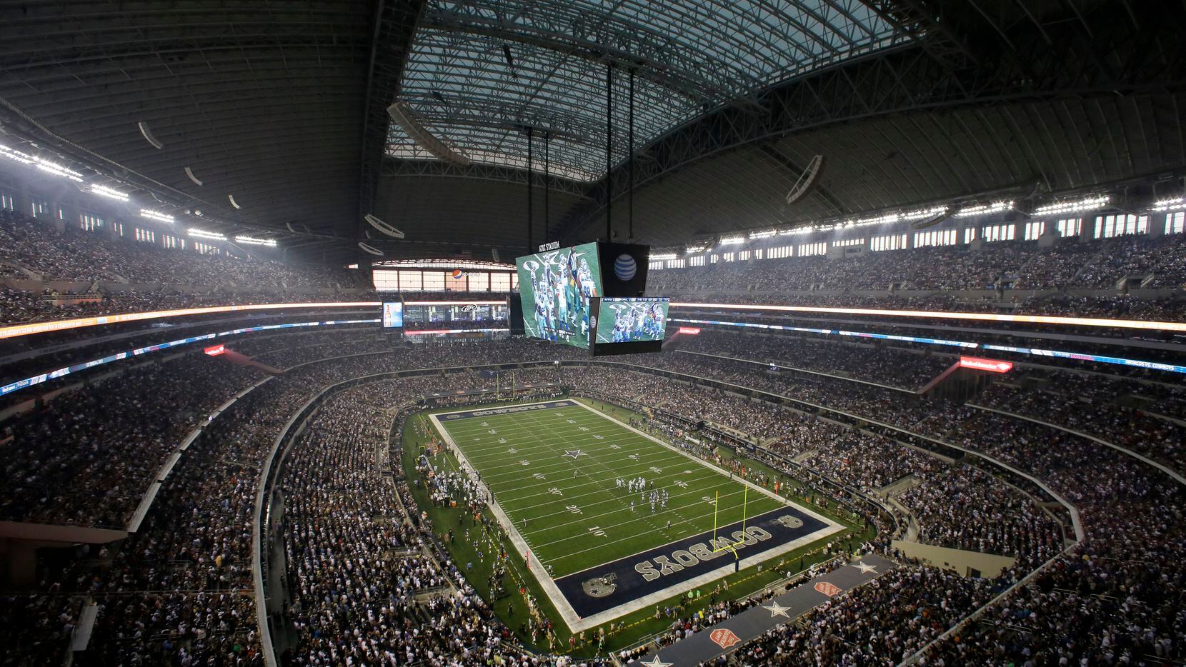 ARCHIVO - Foto del 8 de septiembre del 2013, aficionados de los Cowboys de Dallas en el...