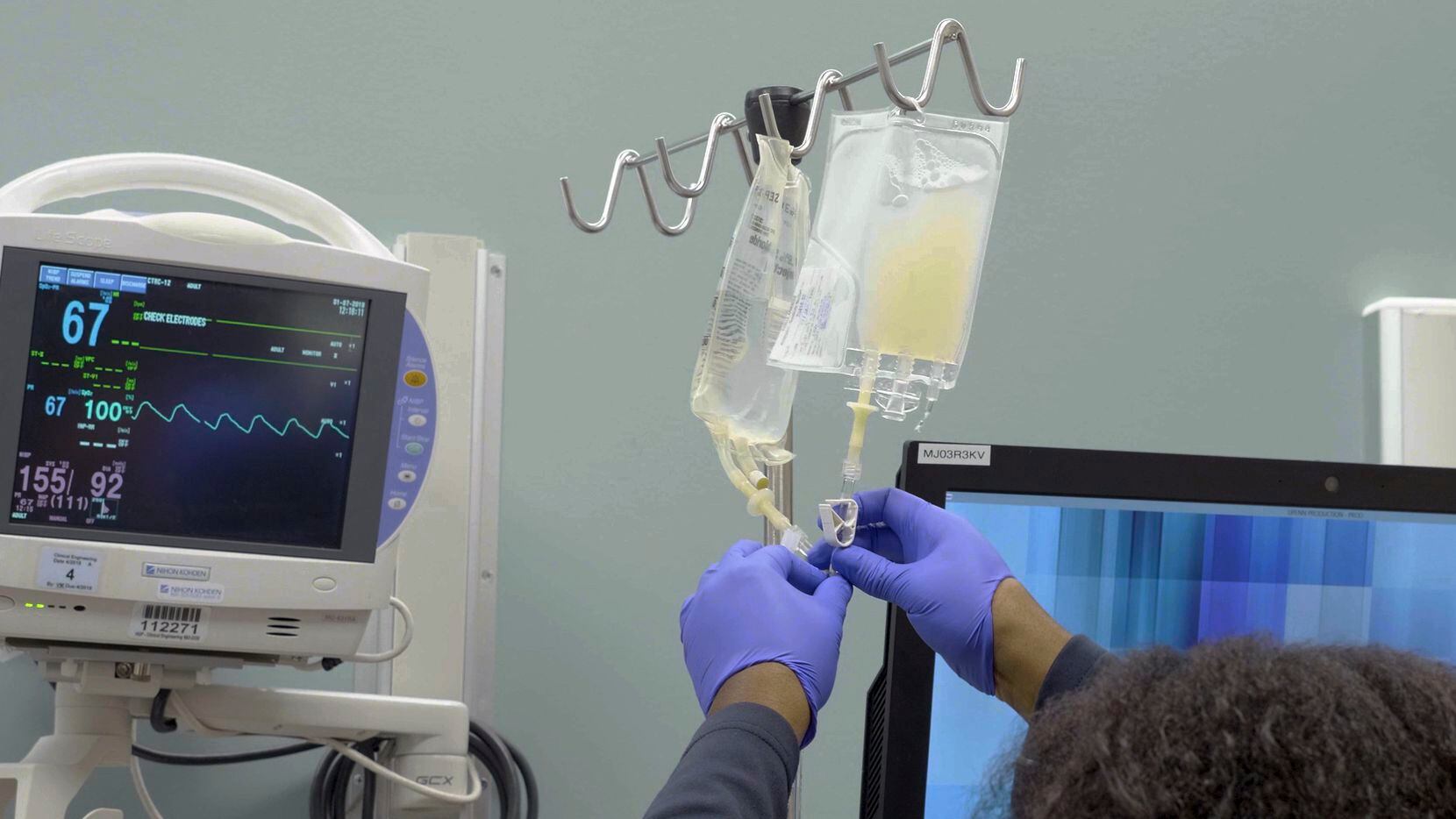 En esta imagen de enero de 2019 obtenida de un video proporcionado por Penn Medicine, una persona prepara bolsas intravenosas de células T editadas por CRISPR para su administración a un paciente en el Centro Oncológico Abramson de Filadelfia. (Penn Medicine vía AP)
