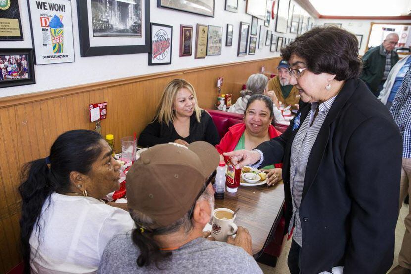 Lupe Valdez, candidata a gobernadora de Texas, saluda con simpatizantes en Norma’s Café, en...