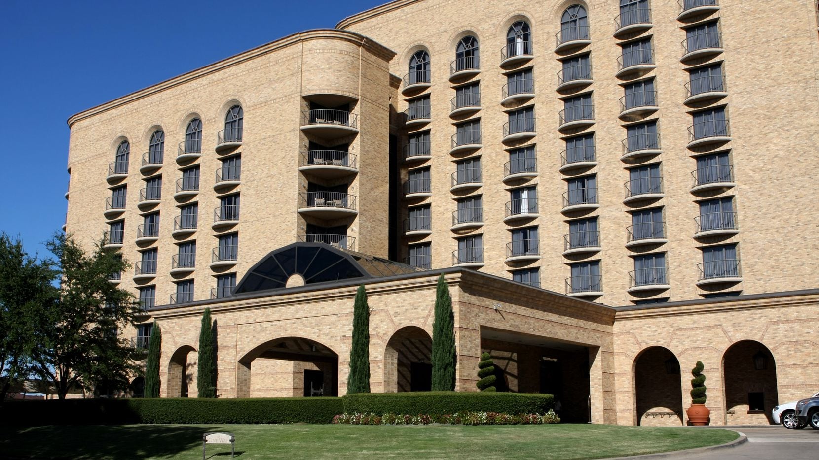 An affiliate of Manhattan-based Extell Development  bought the Four Seasons Resort and Club Dallas at Las Colinas.
