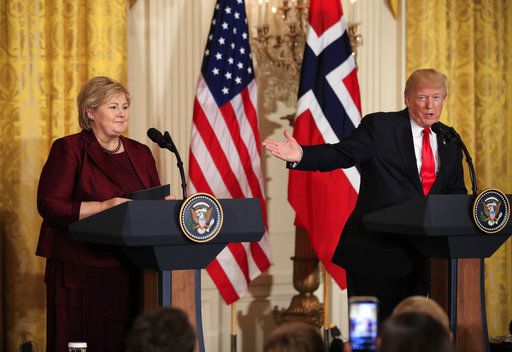 Donald Trump junto a la Primer Ministro de Noruega  Erna Solberg./AP
