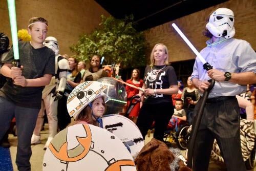 Fans de Star Wars se reúnen para celebrar la famosa serie de la Guerra de las Galaxias el 4...