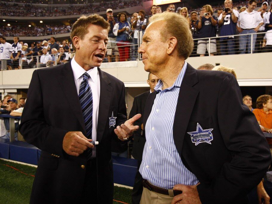 Los exmariscales de los Cowboys de Dallas, Troy Aikman (izq) y Roger Staubach, conversan...