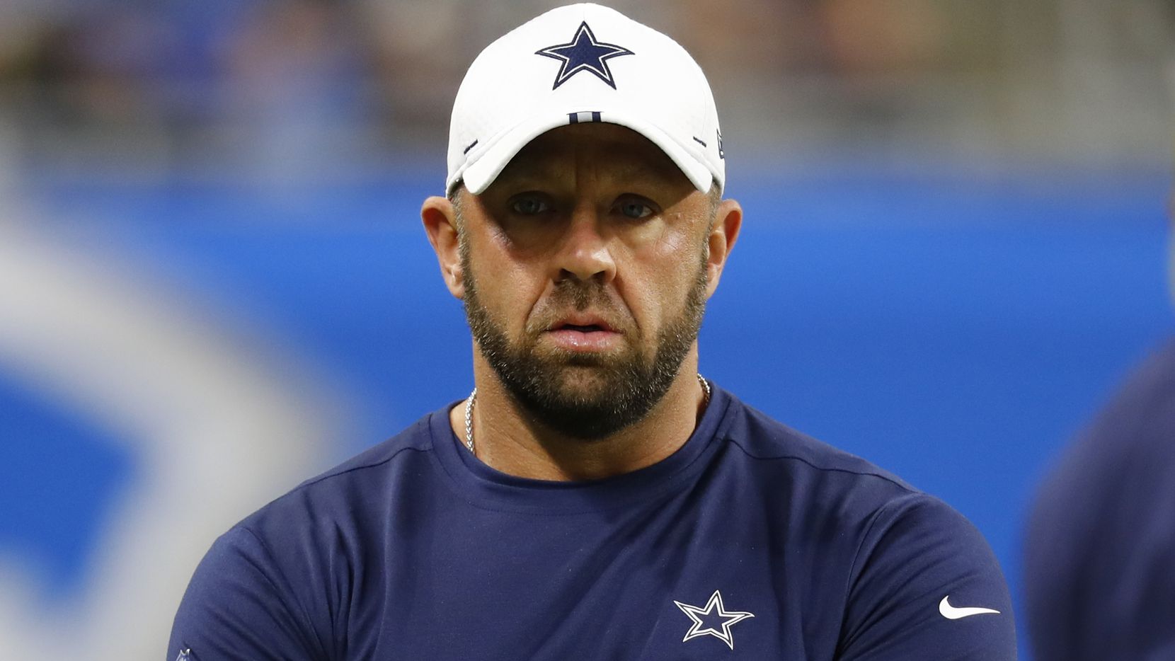 Keith O'Quinn, coordinador de equipos especiales de los Dallas Cowboys, está en la cuerda...
