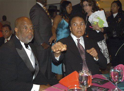 En esta foto de archivo del 5 de mayo de 2006, el exboxeador Muhammad Ali posa para una foto...