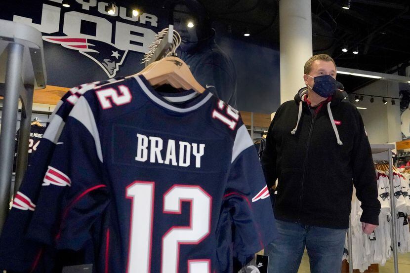 Brian Pope, seguidor de los Patriots de Nueva Inglaterra, busca un jersey con el nombre de...