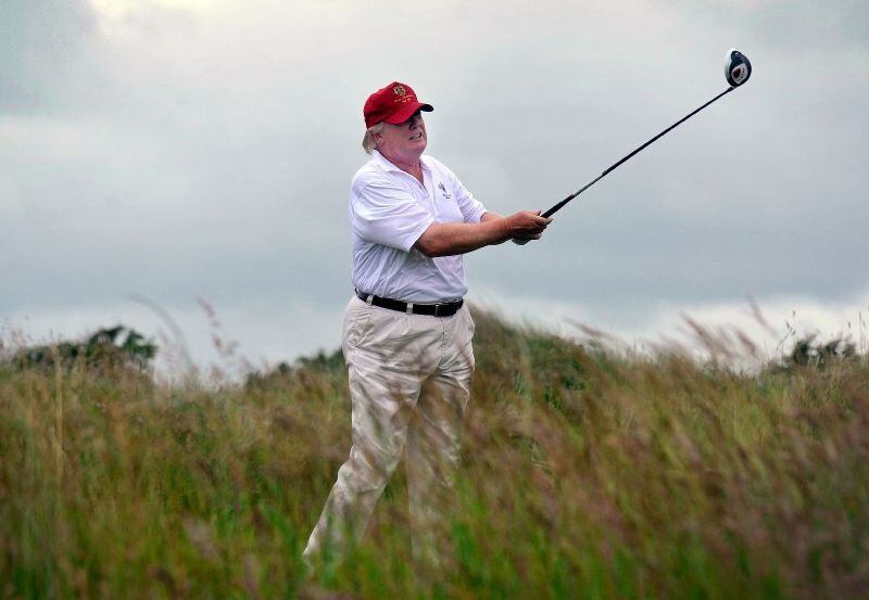 En esta fotografía de archivo se ve a Donald Trump jugando golf. Una fiscal en Nueva York...