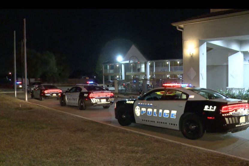 Una mujer fue detenida por el doble homicidio en el hotel Super 8 de Far East Dallas, el...