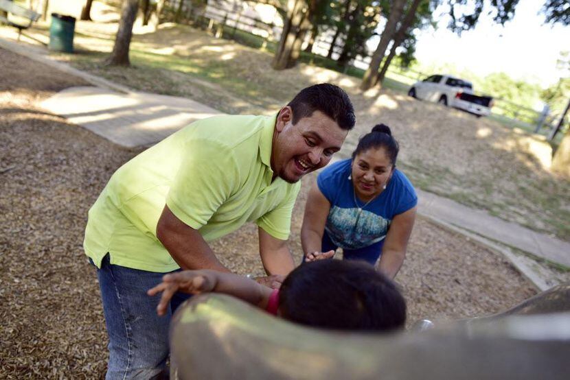 David Tovar y su esposa Isela Gómez juegan con sus hijos en Duncanville. La familia Tovar...