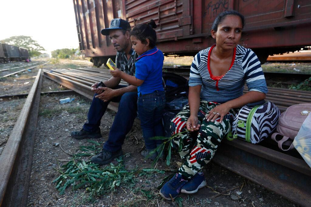 Los migrantes hondureños Sandra Montoya, su esposo José Vallecillo y su hija Brittany...