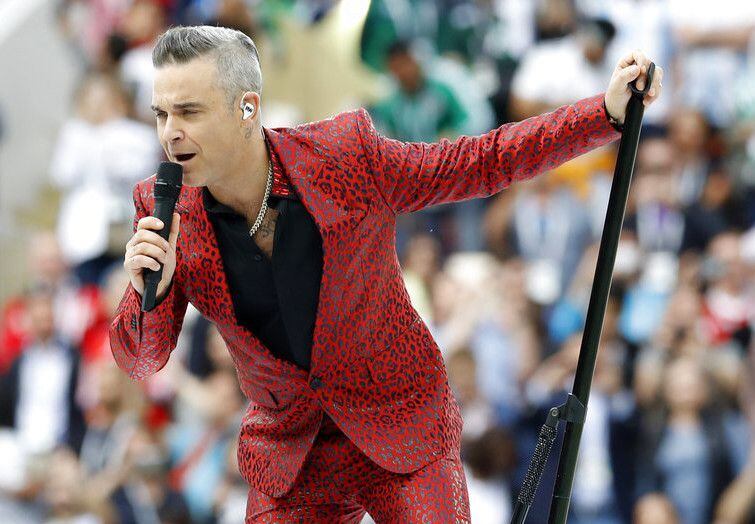 El cantante británico Robbie Williams durante su presentación en la ceremonia inaugural de...