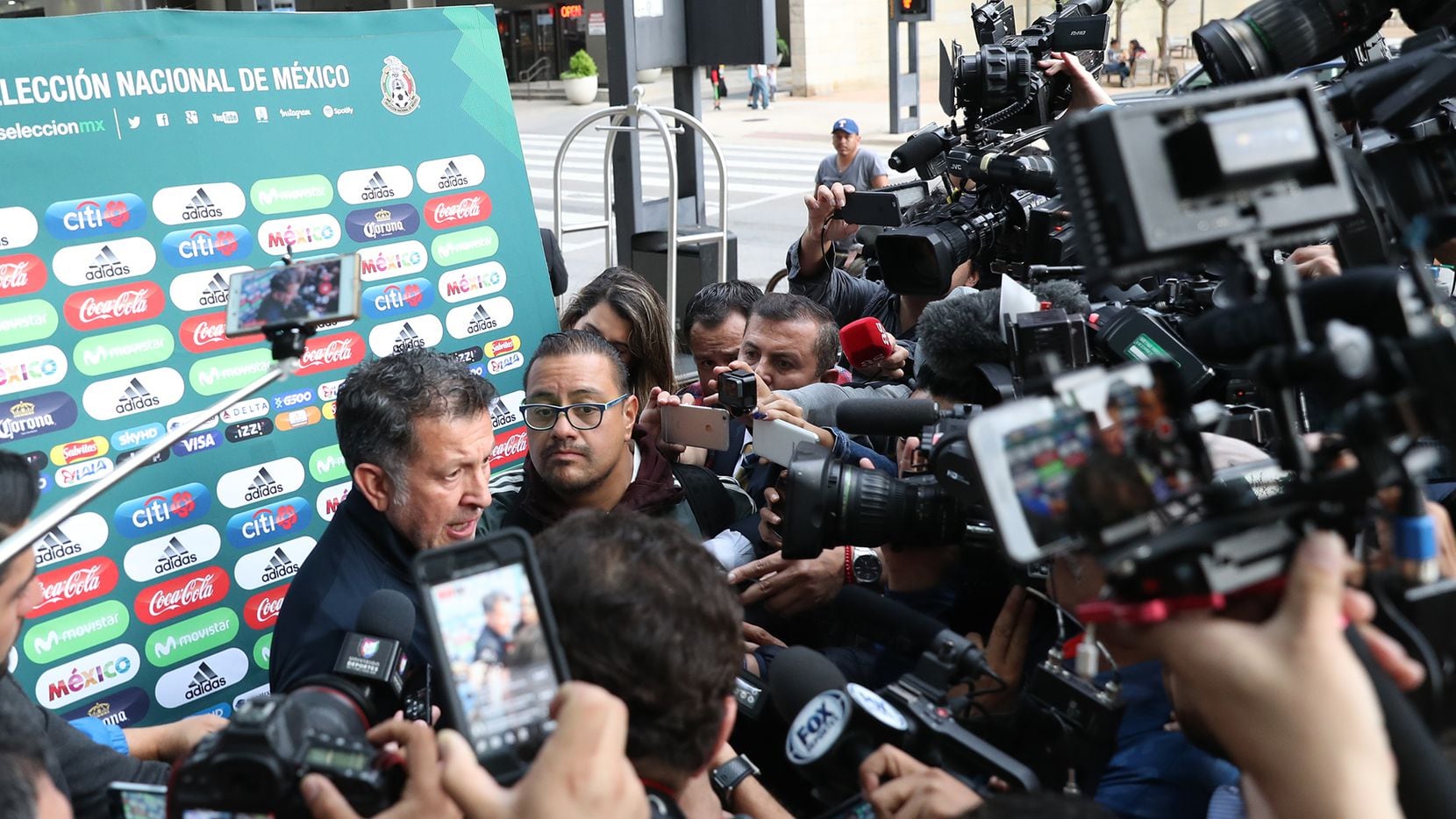 Juan Carlos Osorio, DT de México, el domingo en su llegada a Dallas para el amistoso ante...