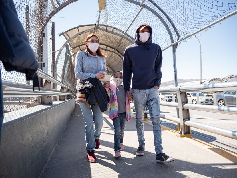 Personas cruzan el puente internacional Santa Fé que conecta El Paso con Ciudad Juárez.