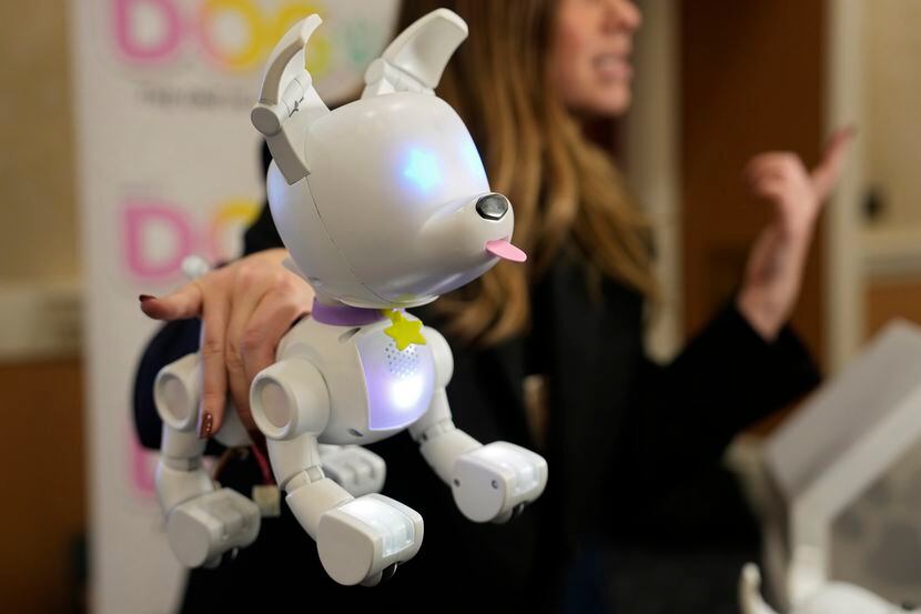 Una expositora sostiene el perro robot Dog-E durnate la feria tecnológica CES, el miércoles...