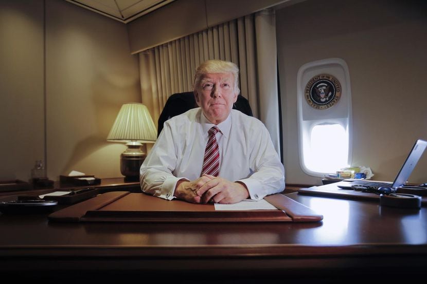 El presidente Donald Trump desde su escritorio en el avión presidencial a su llegada a la...