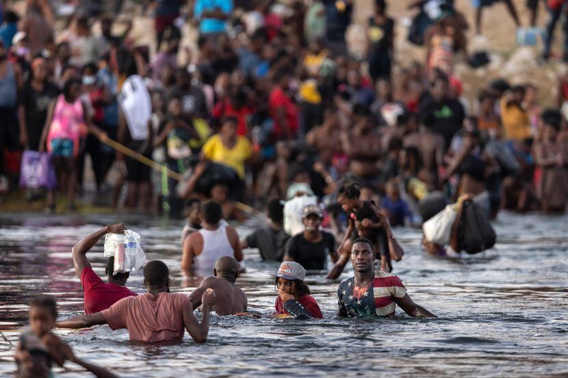 Miles de inmigrantes, en su mayoría de Haití, se congregaron en las orillas del río Grande,...