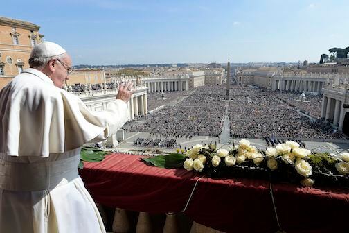 El papa Francisco pronuncia su mensaje Urbi et Orbi (a la ciudad y el mundo) al concluir su...